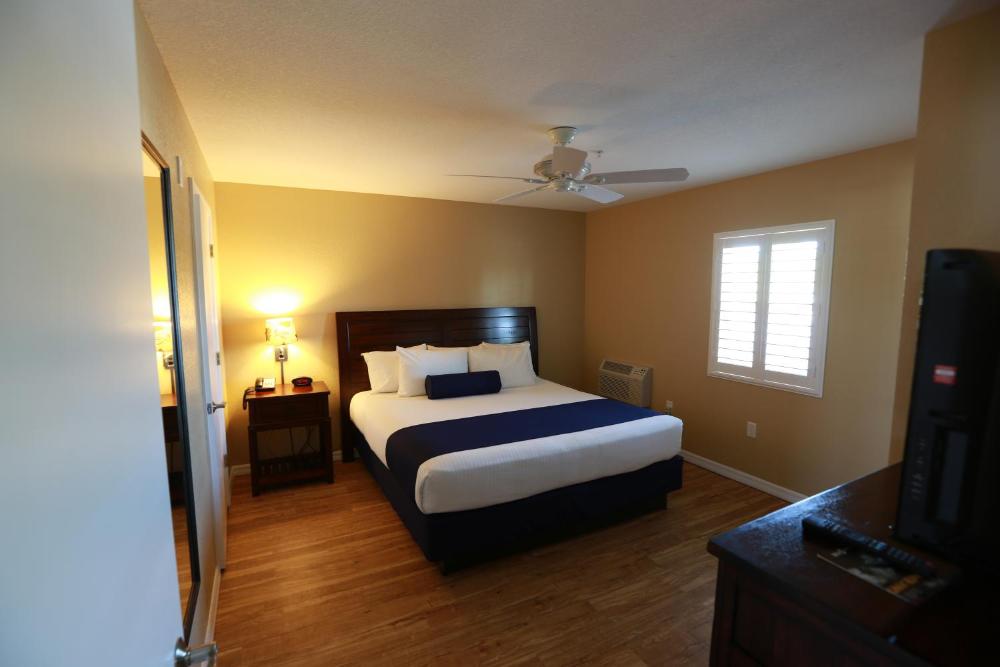 One-Bedroom Suite - Gulf and Pool View interior